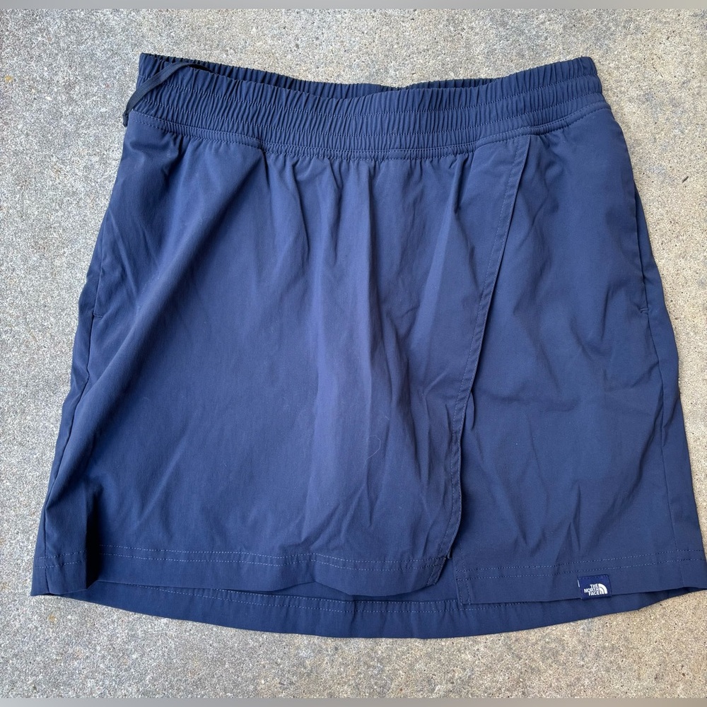 The North Face woman’s flash dry skort size Small navy blue NWT